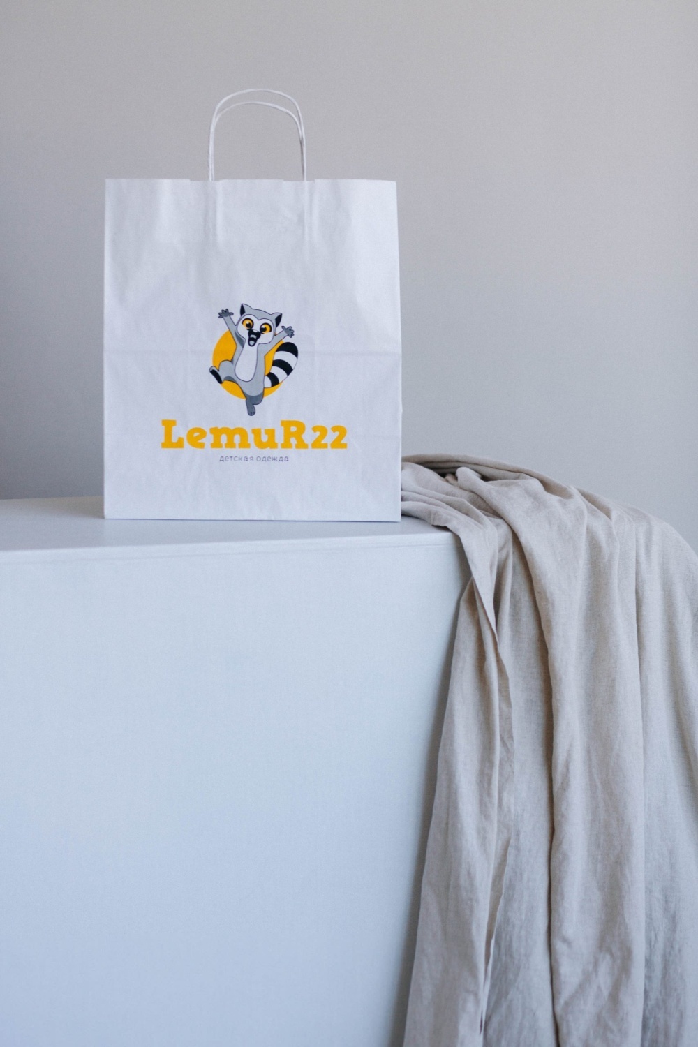 Крафт пакет, крученые ручки, 26*15*35 см (ш*г*в), белый 80 гр. .